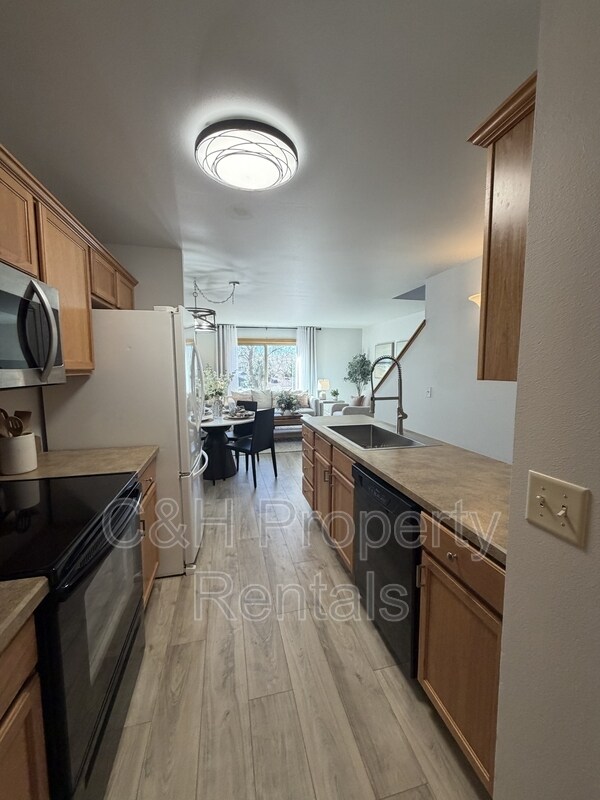 Building Photo - 574 Killarney St