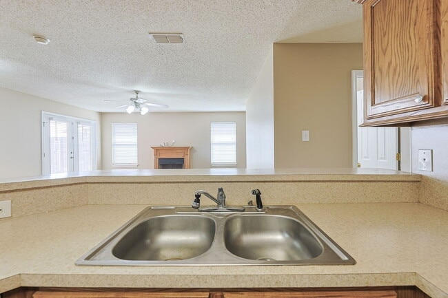 Building Photo - Don't miss this 2 Bedroom Duplex