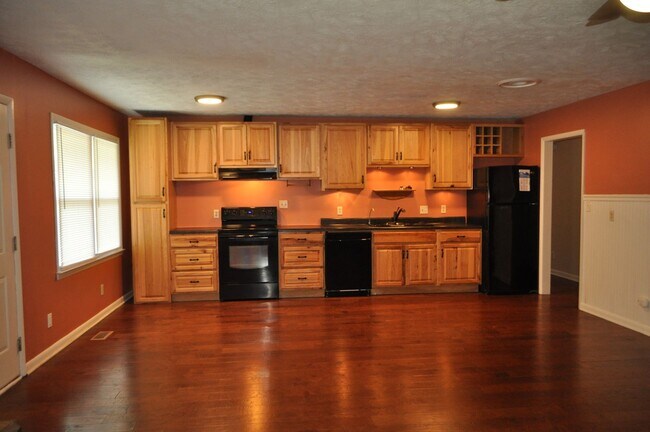 Building Photo - For Rent - 3 bedroom Close to Ft Bragg