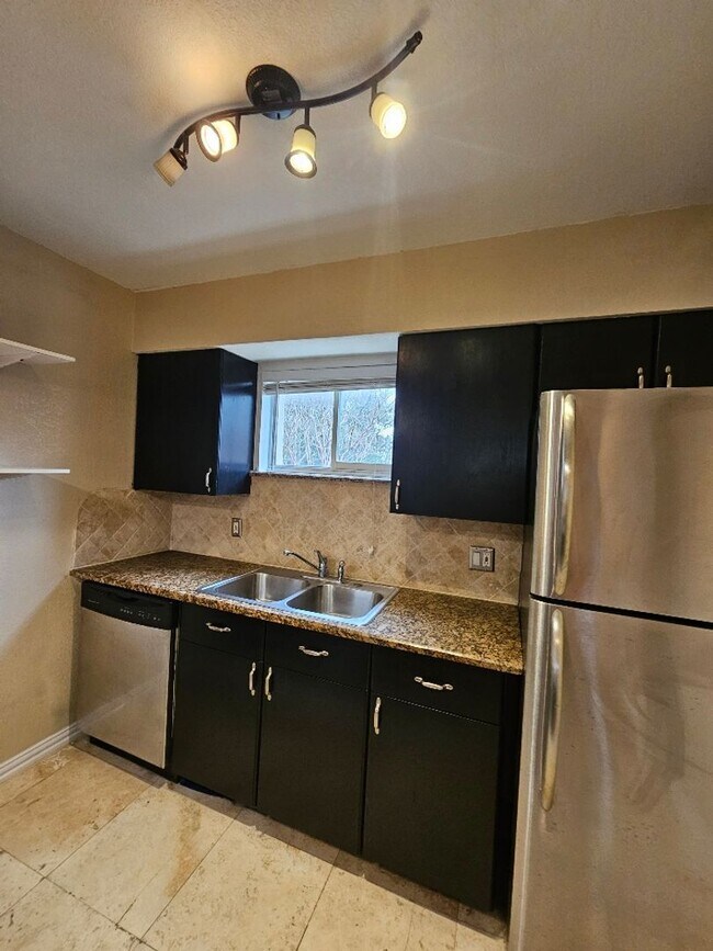 Building Photo - Mediterranean style condo within walking d...