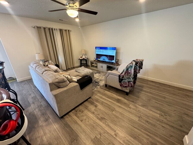Building Photo - Home in Long Valley