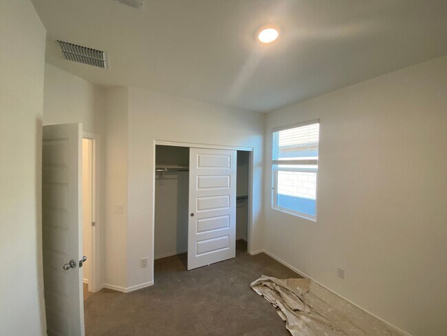 Building Photo - Beautiful Newer Build 3 Bed/2 Bath with Den in Rancho Cabrillo