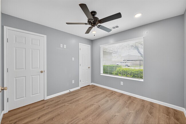 Building Photo - 10106 Shadow Pine Dr