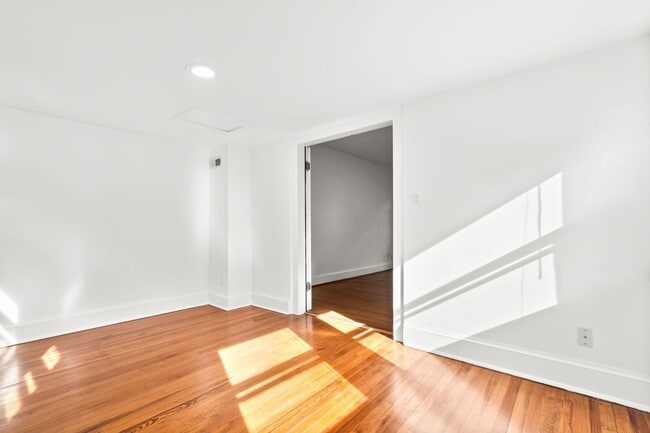 Building Photo - 3 Bed 2.5 Bath - Chevy Chase Colonial - Mo...