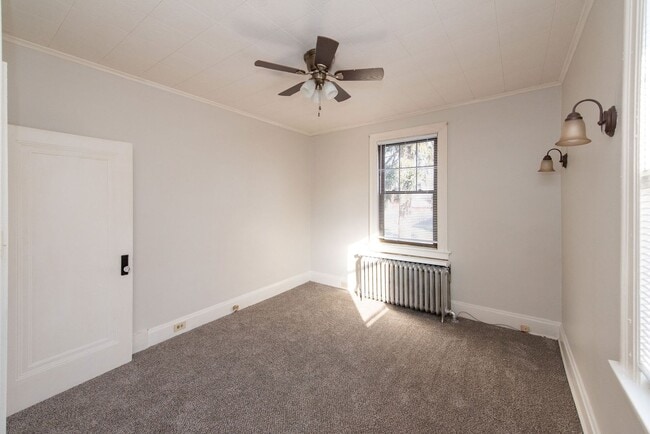 Building Photo - Beautifully updated Tudor style duplex. Upper unit. Large rooms. 2 balconies, private entry. Fenc...