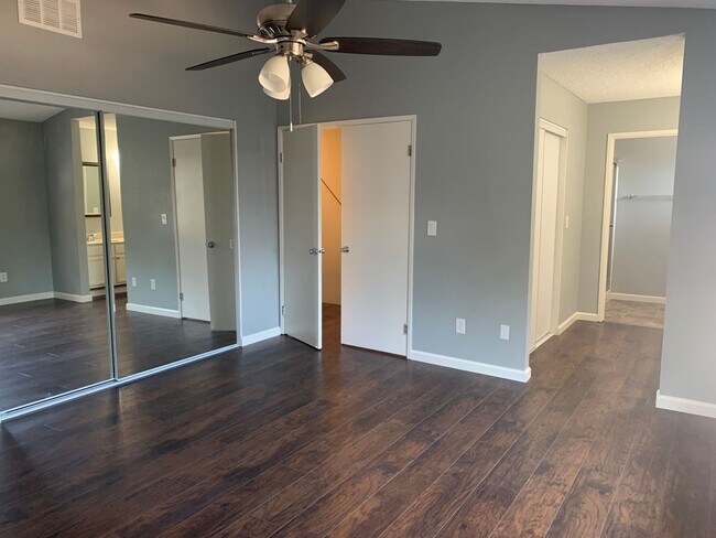 Building Photo - Desirable Brentwood Neighborhood!