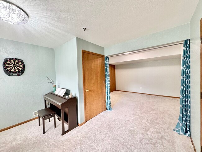 Building Photo - 367 Kristin Ct E