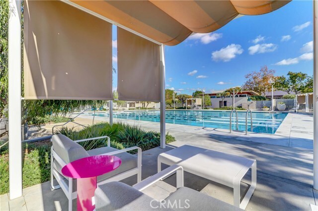 Building Photo - 130 Spectacle