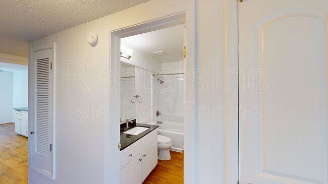 Building Photo - 827 Las Gallinas Ave