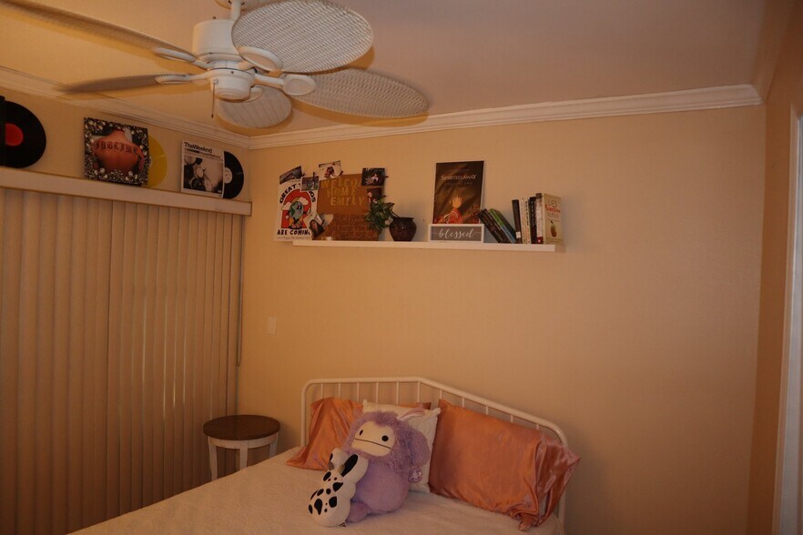 Building Photo - 2587 Cyprus Dr