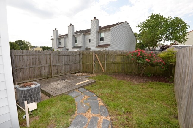 Building Photo - Updated 2 Bedroom Townhome in Salem Lakes
