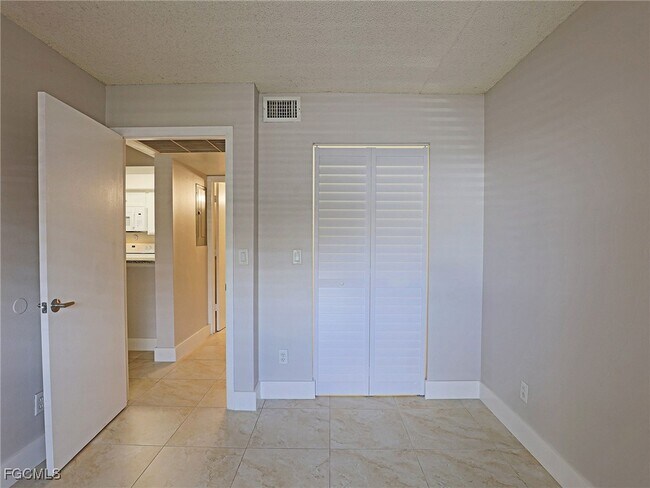 Building Photo - 5321 Summerlin Rd