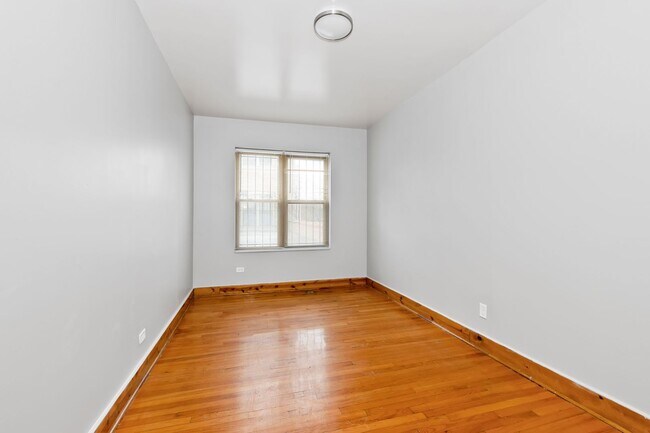 Interior Photo - 6237-45 Kedzie