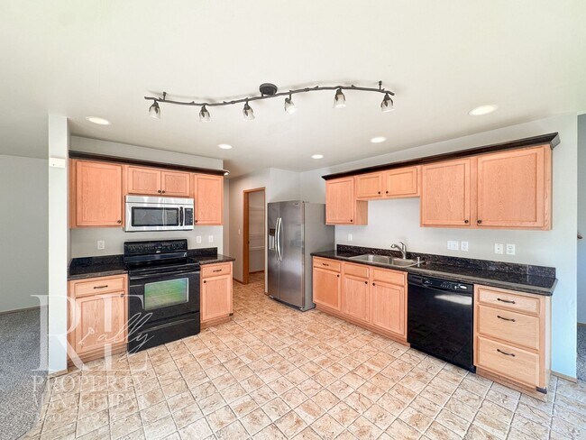 Building Photo - 2290 SW Siskin Cir