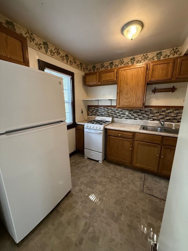 Building Photo - HOME FOR THE HOLIDAYS & 1/2 OFF MOVE IN RENT!