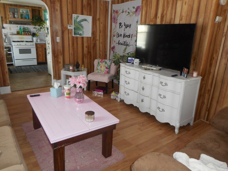 Building Photo - 102 5th St