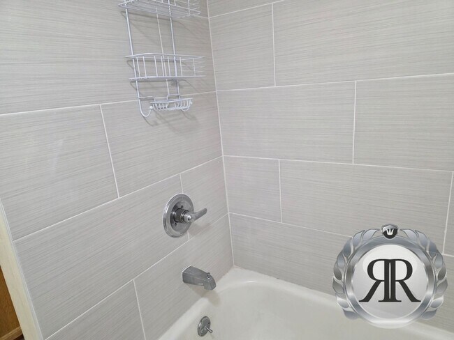 Building Photo - 2 Bedroom, 1 1/2 Bath, Updated!