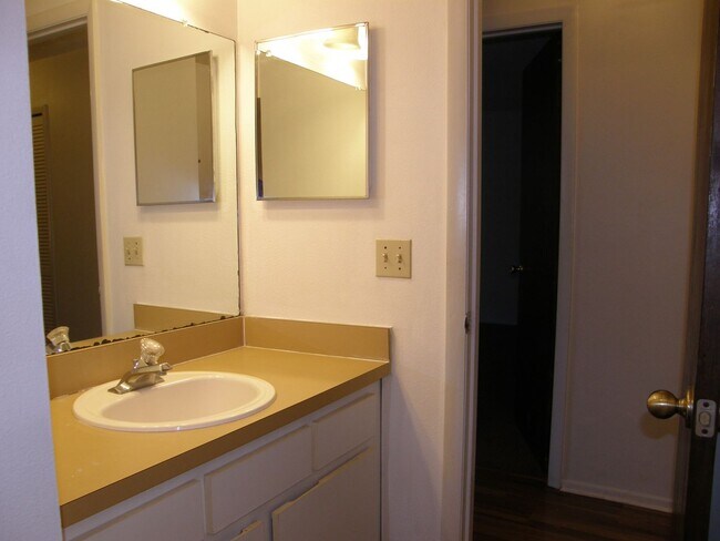 Building Photo - PRICE IMPROVEMENT!!  3/2 2nd floor Villa