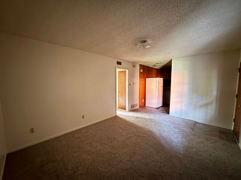 Building Photo - 425 W Avenue C