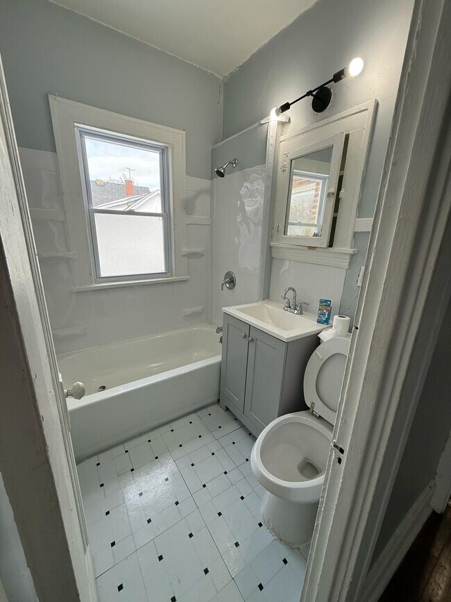 Building Photo - 2bd Unit 4-Plex Building Cash Pay/Section 8