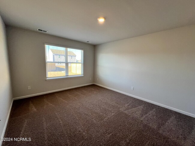 Building Photo - 8201 E Highcroft Dr NE