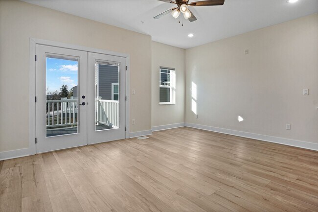 Building Photo - 3 Bed / 2.5 Bath Townhome w/Deck, Walkout Finished Basement, 9' Ceilings, Quartz Tops, Stainless ...