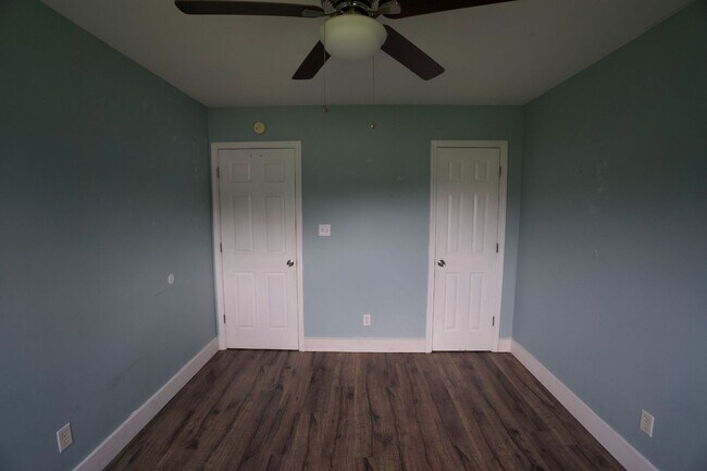 Building Photo - 200 N Willow Ln