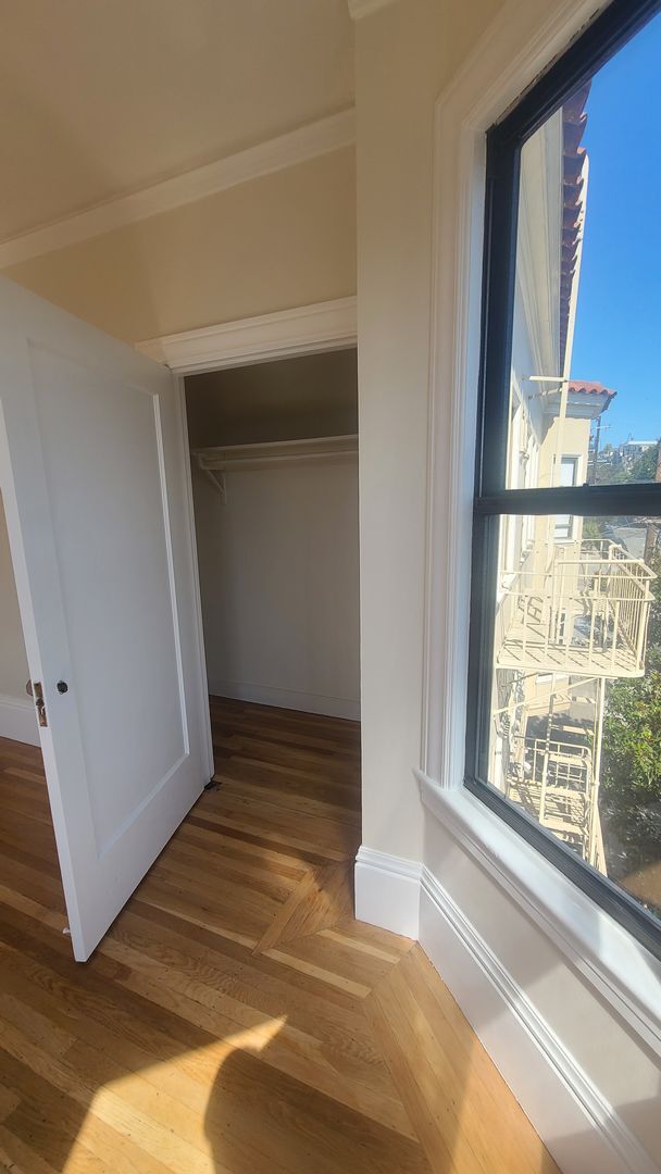 Building Photo - Full of Natural Light & Character Apt in N...
