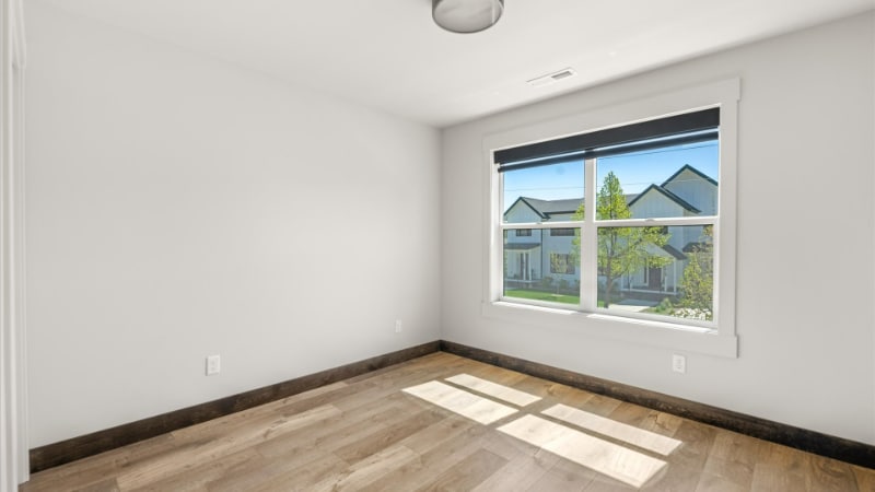 Building Photo - 1010 E 7th St