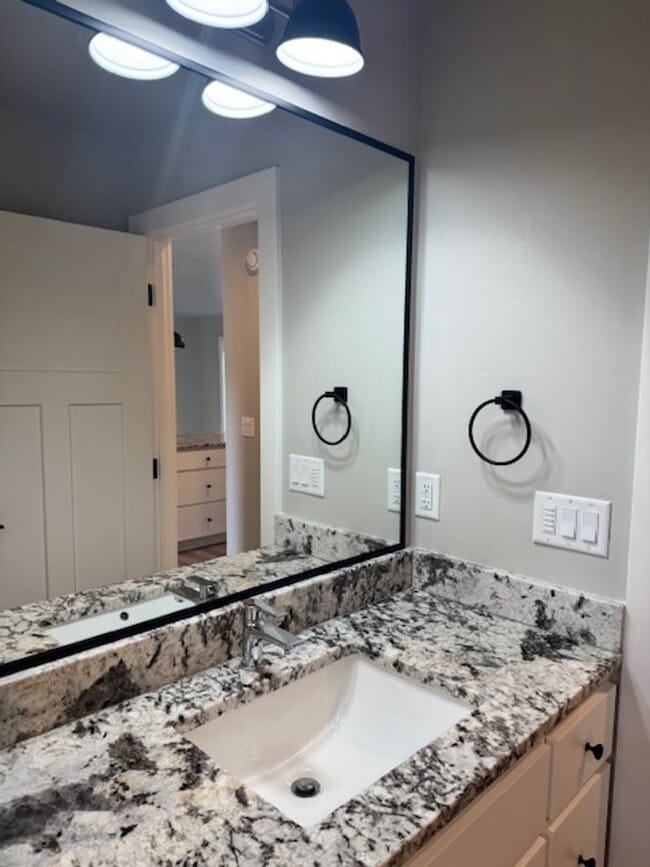 Building Photo - BEAUTIFUL CUSTOM - BUILT SINGLE LEVEL HOME...