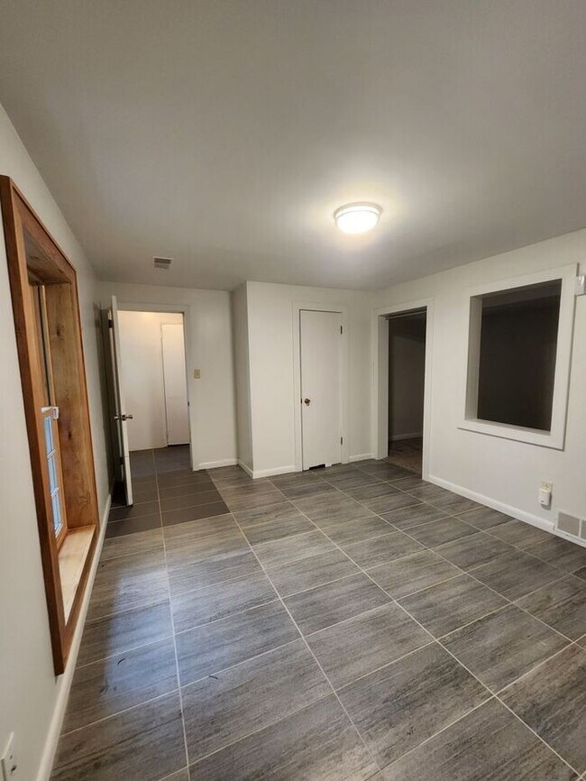 Building Photo - North Asheville Rental!