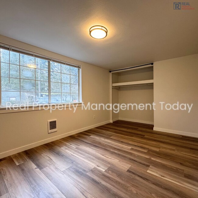 Building Photo - Beautiful remodeled 3 bed 1.5 bath with de...