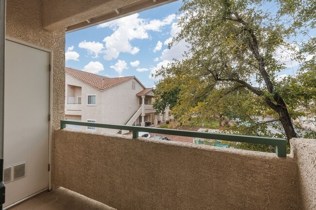 Building Photo - 1st floor unit in gated community with golf course view