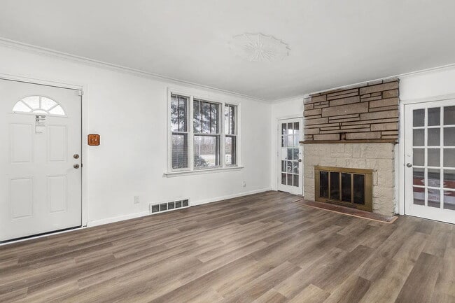 Building Photo - "Cozy 2-Bedroom, 1 bath Retreat with Fireplace Charm!"  One car garage, section 8 ok.