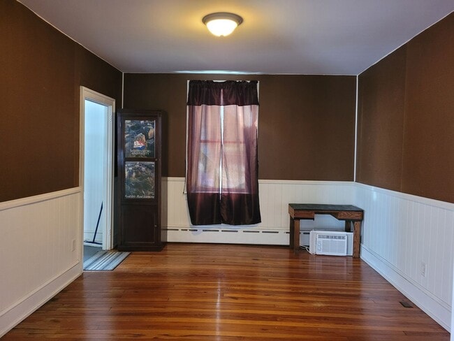 Building Photo - 206 Roxbury Rd