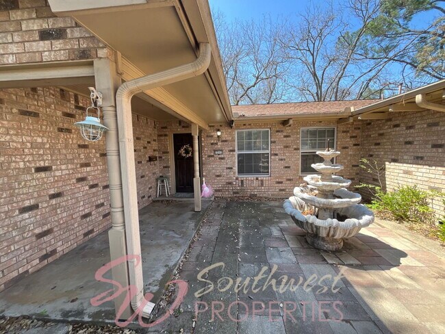 Building Photo - Spacious 3 Bedroom Brick Home in the Heart of Stephenville!