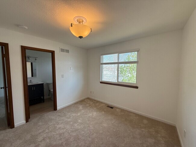 Building Photo - 2060 Yarrow St