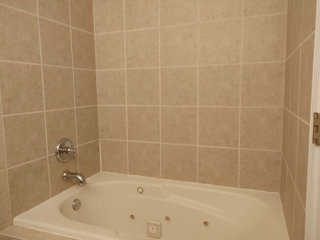 Building Photo - West Knoxville 37909 - Beautiful & newly remodeled with 4 bedroom, 3.5 baths - Call Sharon Arnwin...
