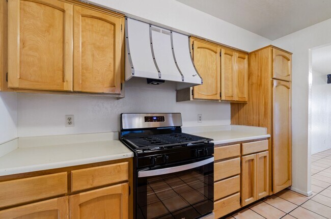 Building Photo - Cozzy Townhome with incredible mountain views! New Kitchen Appliances!