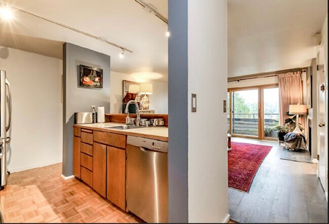 Building Photo - Desiree Condominiums ~ Queen Anne