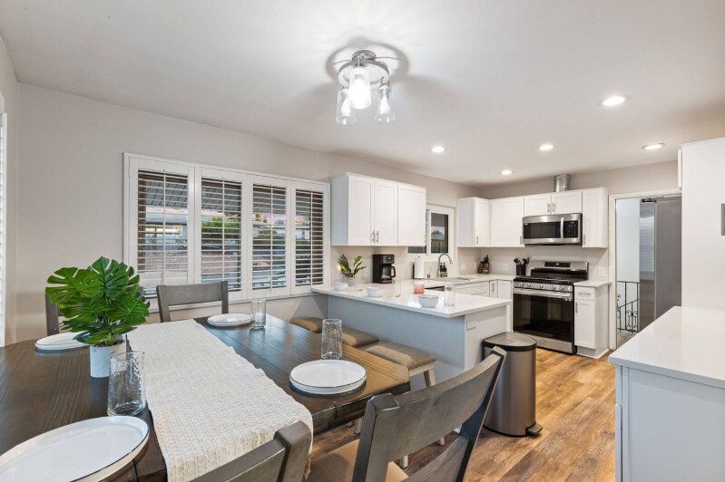 Building Photo - 321 W Kalmia St