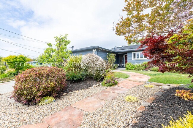 Building Photo - 10 - 22 Month FURNISHED Lease: Bring Indoor/Outdoor Living HOME with this 3bd+/2.5ba plus Pool & ...