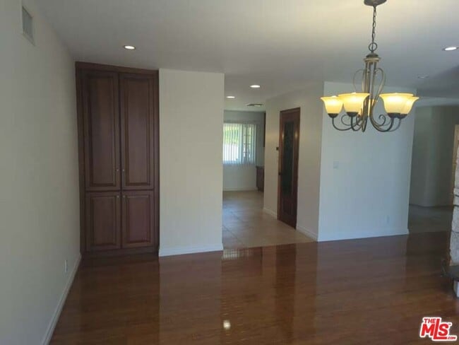 Building Photo - 1156 Las Pulgas Pl
