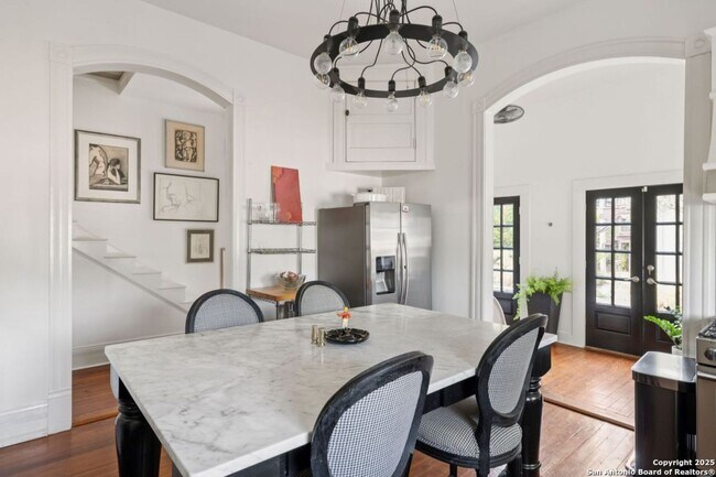 Building Photo - HISTORIC CHARM IN KING WILLIAM