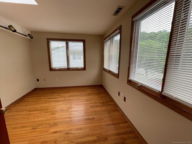 Building Photo - 54 Ivy Ln