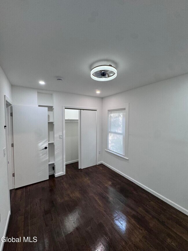 Building Photo - 885 Yorkston St