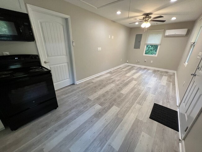 Building Photo - MOVE-IN READY!