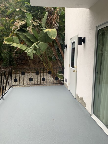 Huge front patio and entrance - 22357 Pacific Coast Hwy