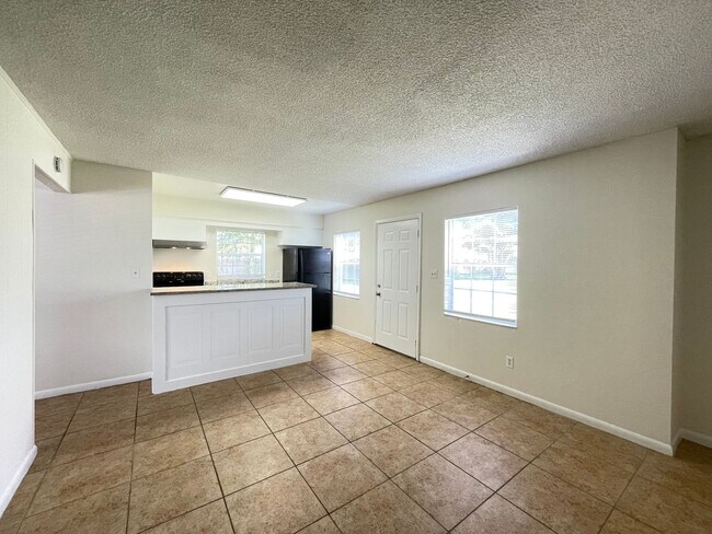 Building Photo - Updated One Bedroom, One Bath Apartment in...