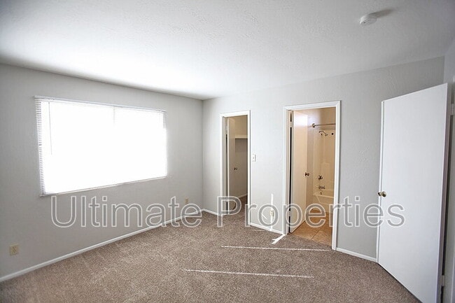 Building Photo - 401 W Utopia Rd